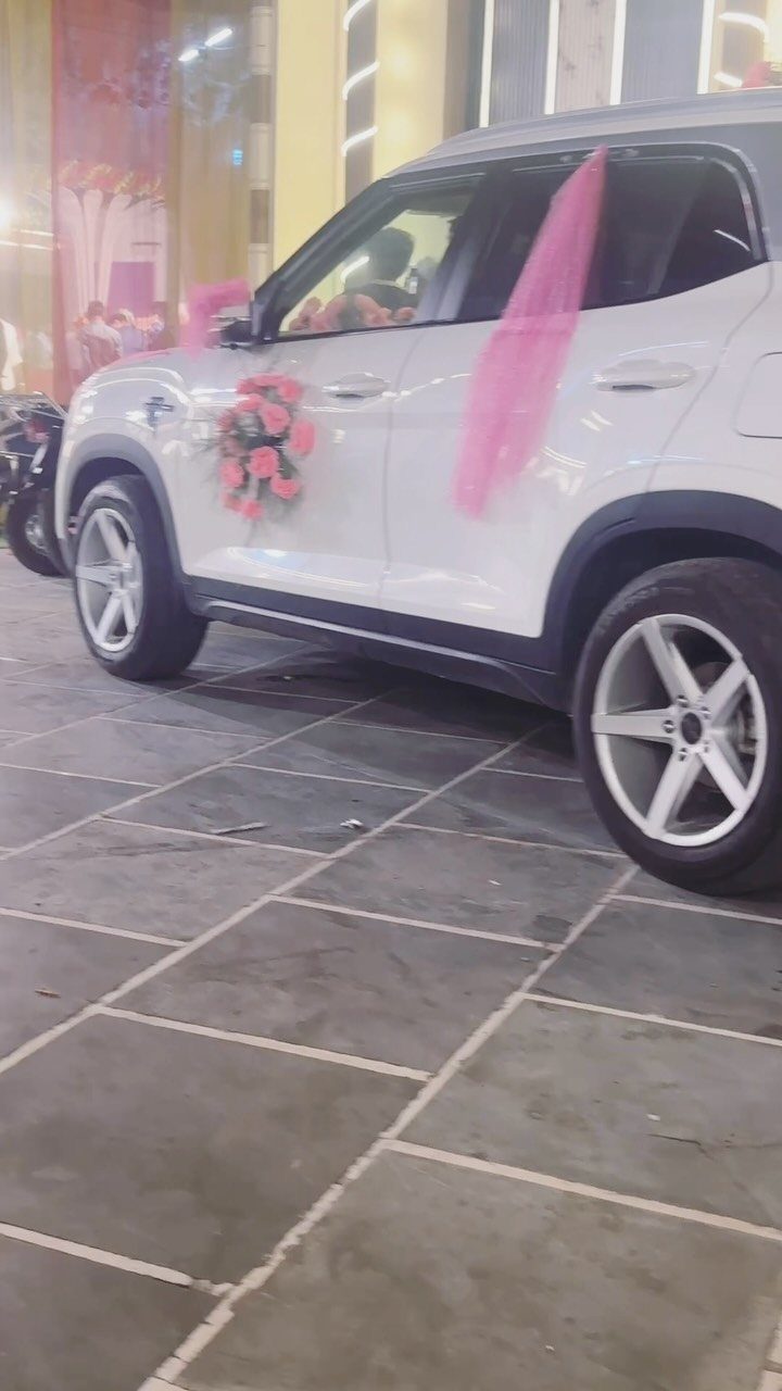 20 Wedding Decor DIY Ideas for Ceremony and Reception 17 White SUV decorated with pink ribbons and a pink flower bouquet for a wedding.